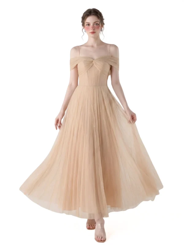 Model trägt das schulterfreie Essy Tüll-Midikleid von Aunomay mit plissiertem Oberteil und fließendem, ausgestelltem Rock in einem sanften Pastellton.