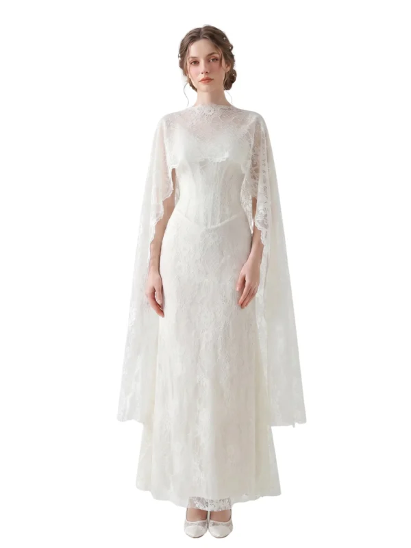 Model im elfenbeinfarbenen Laria Spitzen-Korsettkleid mit floraler Spitze, formgebendem Oberteil, abnehmbarem Spitzen-Cape und romantischer Trompetensilhouette.